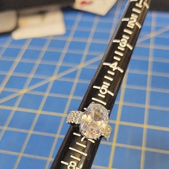 Felt's Fun Finds Jewelry - Rhinestone Clear Bluish Stone Silver Tone Adjustable Ring Size 6.5 Brand New